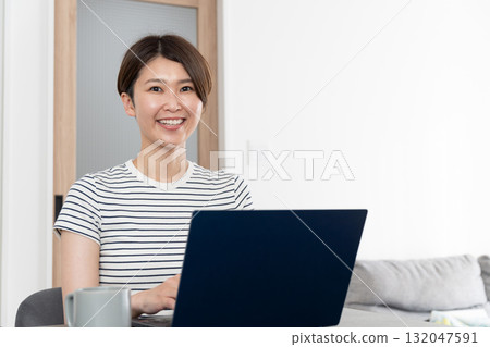 在家做工作的婦女 132047591