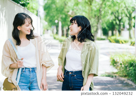 女性朋友一邊聊天一邊走路 132049232
