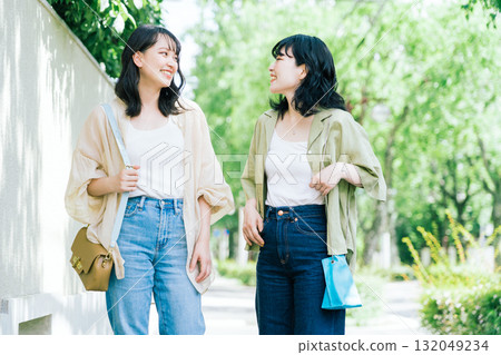 女性朋友一邊聊天一邊走路 132049234