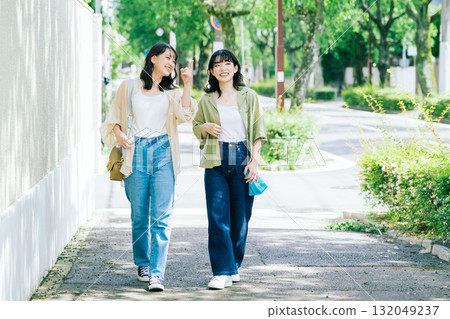 女性朋友一邊聊天一邊走路 132049237