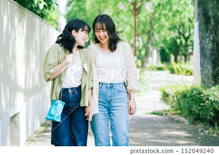 同性女性伴侶手牽手 132049240