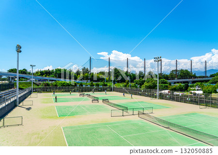 [Kanagawa Prefecture] Tennis courts at Yanagishima Sports Park under a clear blue sky 132050885
