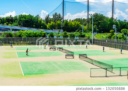 [Kanagawa Prefecture] Tennis courts at Yanagishima Sports Park under a clear blue sky 132050886