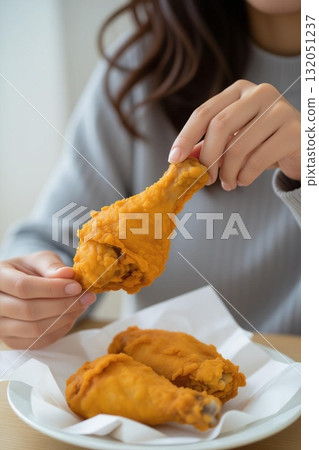 拿著雞腿的女人 132051237