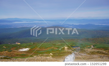 晴朗秋日的朝日山和火山煙霧 晴朗秋日的朝日山和火山煙霧 132051299