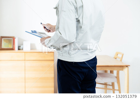 一名身穿工作服的男子正在檢查家具 132051379