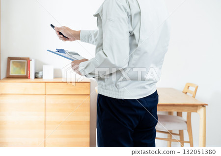 一名身穿工作服的男子正在檢查家具 132051380