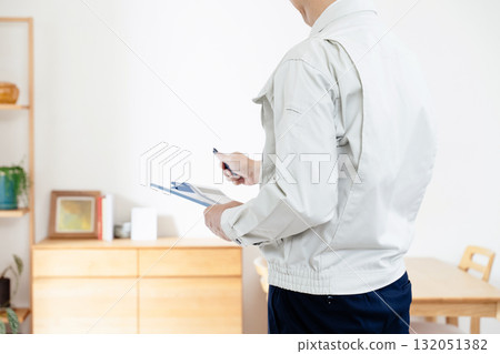 一名身穿工作服的男子正在檢查家具 132051382