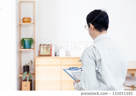 一名身穿工作服的男子正在檢查家具 132051385