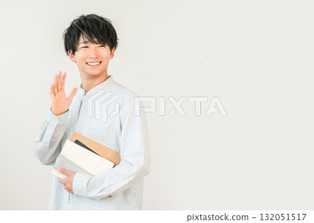 Smiling Asian university student waving, student (greeting, campus life) 132051517