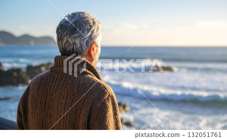 一個男人盯著大海 132051761