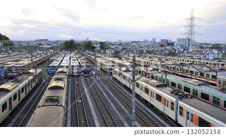 東急電鐵長津田檢查場,停放多輛東急電鐵列車 東急電鐵長津田檢查場,停放多輛東急電鐵列車 132052158