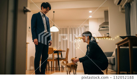 我的狗搖著尾巴跑到我面前。我微笑著蹲下身子，輕輕地撫摸著它。 132052188