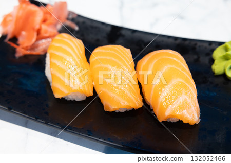 歐洲美味的鮭魚握壽司 132052466