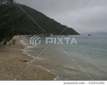 Fitzroy Island – a tranquil shoreline surrounded by boats and forests 132052900