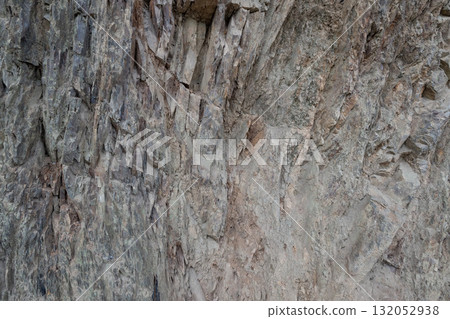 具有複雜裂縫和裸露岩石表面的天然岩壁紋理 132052938