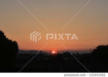 橫濱附近的日落和城市景觀的橙色輪廓 - 夜景 132053362