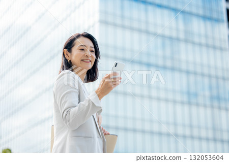 高級聰明的女士 132053604