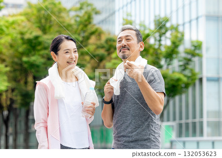 高級夫婦慢跑 132053623