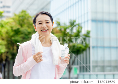 Women supplementing hydration 132053629