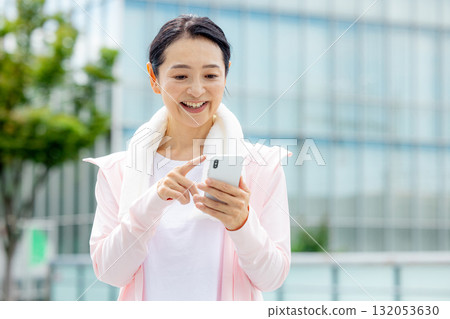 Smiling woman holding a smartphone 132053630