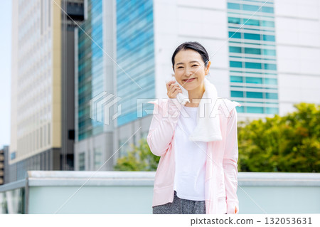 Women exercising 132053631