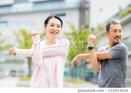 高級夫妻散步 132053638