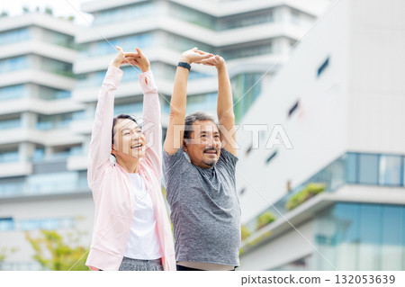 高級夫妻散步 132053639