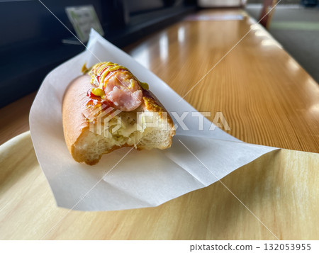 多汁的熱狗，上面淋著番茄醬和芥末醬。 132053955