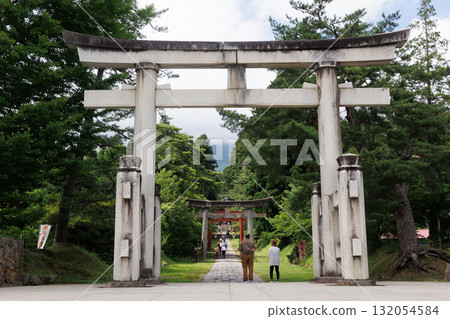 The approach to Iwakiyama Shrine in early summer (Hirosaki City, Aomori Prefecture) The approach to Iwakiyama Shrine in early summer (Hirosaki City, Aomori Prefecture) 132054584