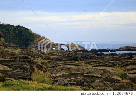 神奈川縣最大的天然島城島的粟崎岬和馬之瀨洞門 132054676