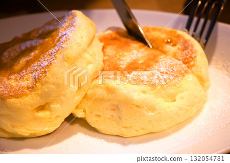 切鬆軟的煎餅 132054781