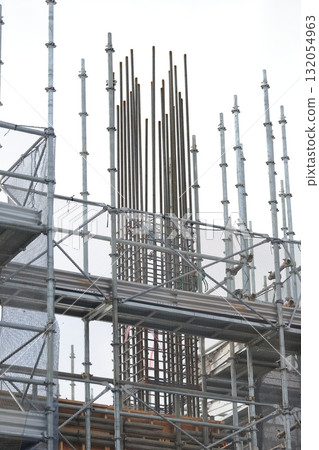 框架施工期間的公寓大樓施工現場（外部鷹架）影像 132054963