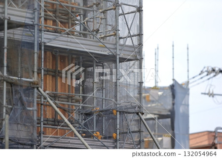 框架施工期間的公寓大樓施工現場（外部鷹架）影像 132054964