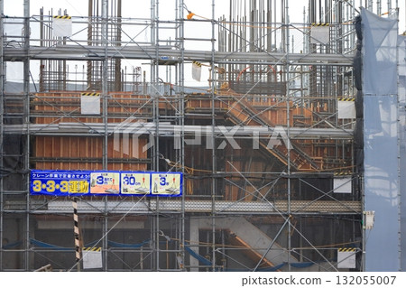 框架施工期間的公寓大樓施工現場(外部鷹架)影像 框架施工期間的公寓大樓施工現場(外部鷹架)影像 132055007