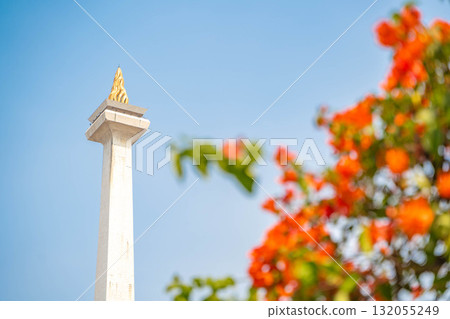 雅加達的 Monas（獨立紀念碑）－印尼的象徵，聳立在藍天之上 132055249