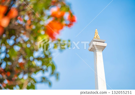 雅加達的 Monas(獨立紀念碑)-印尼的象徵,聳立在藍天之上 雅加達的 Monas(獨立紀念碑)-印尼的象徵,聳立在藍天之上 132055251