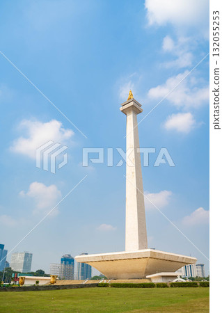 雅加達的 Monas(獨立紀念碑)-印尼的象徵,聳立在藍天之上 雅加達的 Monas(獨立紀念碑)-印尼的象徵,聳立在藍天之上 132055253