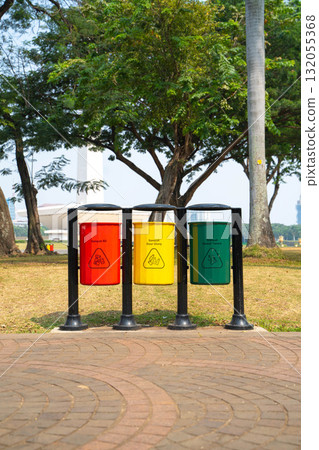 雅加達的回收箱:永續城市發展的象徵 雅加達的回收箱:永續城市發展的象徵 132055368