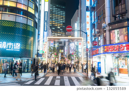 《東京》新宿武藏野街，夜晚的市區 132055589