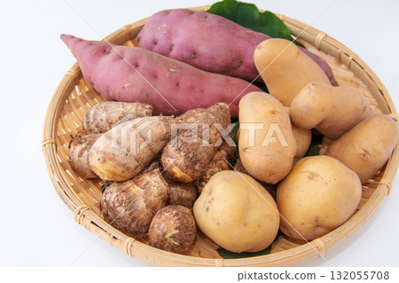 三種馬鈴薯放在濾鍋裡 三種馬鈴薯放在濾鍋裡 132055708