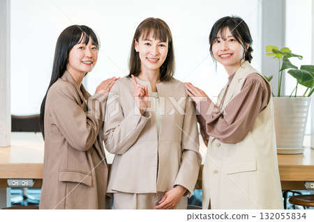 Smiling businesswomen lined up in the office (pointing, pointing, guiding, introducing) Smiling businesswomen lined up in the office (pointing, pointing, guiding, introducing) 132055834