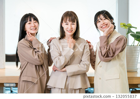 Smiling businesswomen lined up in the office (leadership, teamwork, organizational skills) Smiling businesswomen lined up in the office (leadership, teamwork, organizational skills) 132055837