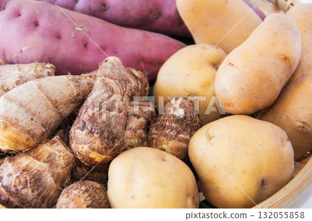 三種馬鈴薯放在濾鍋裡 132055858