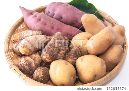 三種馬鈴薯放在濾鍋裡 三種馬鈴薯放在濾鍋裡 132055874