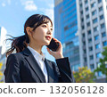 一位年輕的女商人在城裡打電話 132056128