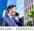 年輕商人在城裡打電話 132056131