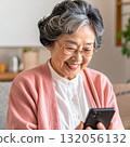 老年婦女享受智慧型手機 132056132