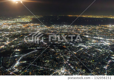 從千葉上空俯瞰東京夜景（飛機窗） 132056151