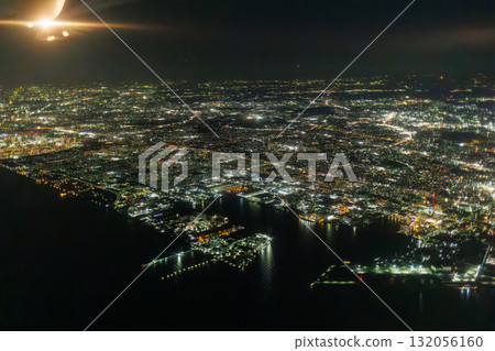 千葉的寶石般夜景（飛機窗外） 132056160